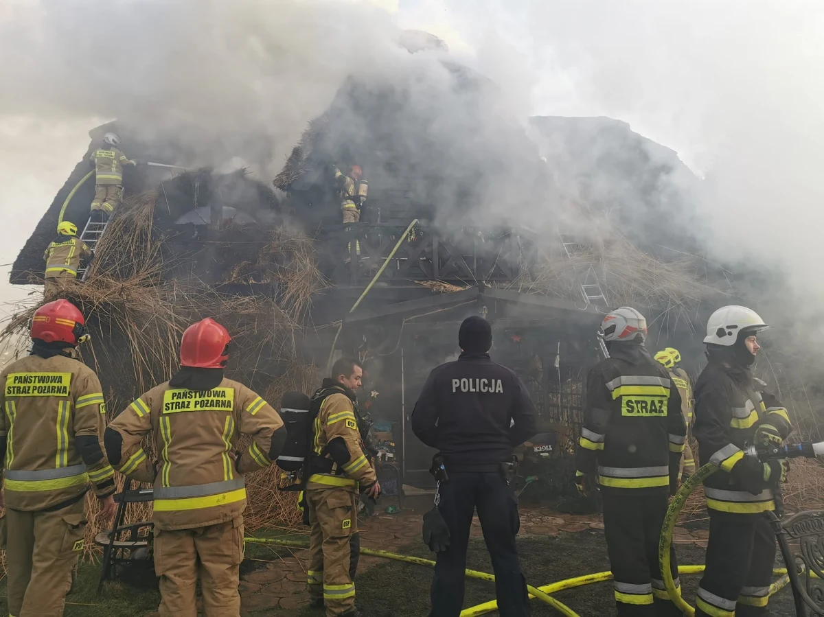 Strażacy walczyli o poranku z pożarem budynku w Mikołajkach w woj. warmińsko-mazurskim - poinformowali w piątek mrągowscy policjanci. W środku były dwie osoby, m.in. kobieta z niepełnosprawnością. Na zdjęcia udostępnionych przez służby widać płonący drewniany dach.