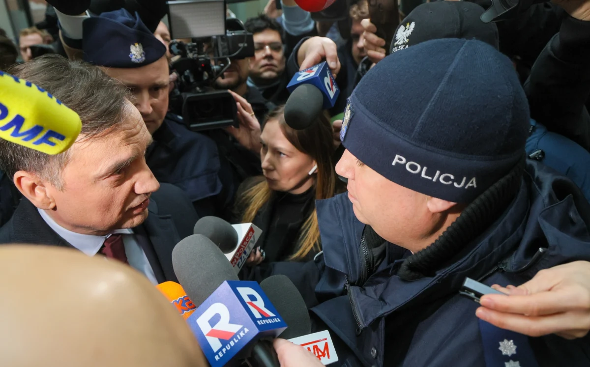 Policjanci w siedzibie Telewizji Republika w Warszawie zatrzymali Zbigniewa Ziobrę. Polityk PiS miał być doprowadzony na posiedzenie komisji śledczej ds. Pegasusa, która swoje obrady rozpoczęła o 10:30. W związku z niestawiennictwem byłego szefa Ministerstwa Sprawiedliwości o wyznaczonej godzinie, komisja opowiadała się za wnioskiem o 30-dniowy areszt i zakończyła posiedzenie. Wcześniej o poranku funkcjonariusze próbowali zatrzymać Ziobrę w jego domu w Jeruzalu (woj. łódzkie) oraz pod warszawskim adresem. W tych miejscach go jednak nie zastali.