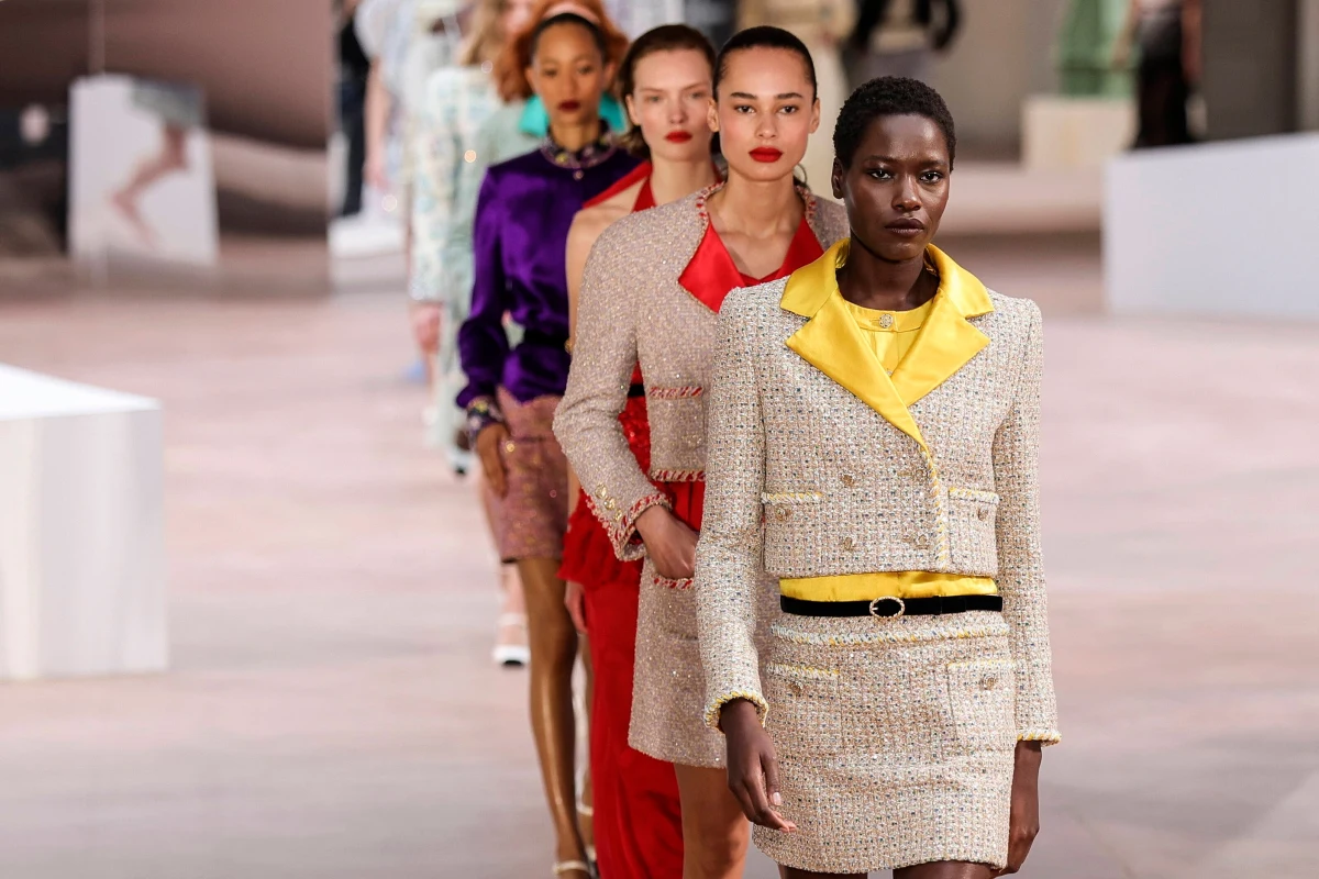 Najsławniejsi paryscy dyktatorzy mody przepowiadają "gorącą" wiosnę i lato! Najbardziej modne mają być krótkie spódnice oraz raczej stonowane kolory - choć nie zabraknie również bardziej "krzykliwych" akcentów, takich jak jaskrawy błękit czy wiśniowa czerwień.