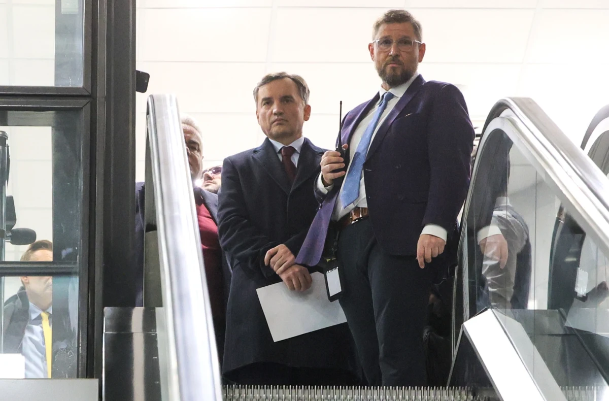 Zbigniew Ziobro został doprowadzony do budynku Sejmu, w którym znajduje się sala posiedzeń komisji śledczej ds. Pegasusa. Były minister sprawiedliwości stwierdził, że jej członkowie "zdezerterowali", bo „bali się prawdy”. "Komisja zdawała sobie sprawę, że jestem w Warszawie i że jestem tu przewożony" - dodał.