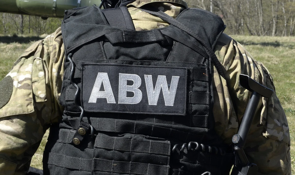 30 stycznia prokurator wszczął śledztwo dotyczące "poświadczenia nieprawdy oraz niedopełnienia obowiązków przez funkcjonariuszy publicznych, w tym szefów ABW, w związku z likwidacją 10 z 15 delegatur w 2017 roku (...)" - poinformowała Prokuratura Krajowa w piątkowe południe. Likwidację placówek osiem lat temu zatwierdziła ówczesna premier Beata Szydło. Wnioskować o to miał Mariusz Kamiński. Na początku stycznia tego roku Komisja do spraw badania rosyjskich i białoruskich wpływów stwierdziła, że doprowadziło to do zagrożenia bezpieczeństwa naszego państwa.