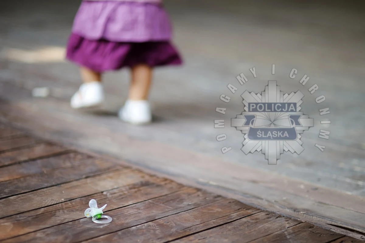 Interwencja na ulicach Rudy Śląskiej. Policjanci podczas patrolu zauważyli kobietę, która machała do nich ręką, wzywając pomocy. Obok niej stało niespełna trzyletnie dziecko ubrane w pieluszkę i kurtkę, która była rozpięta. Funkcjonariusze wezwali pogotowie. Na szczęście udało się zapobiec tragedii. 