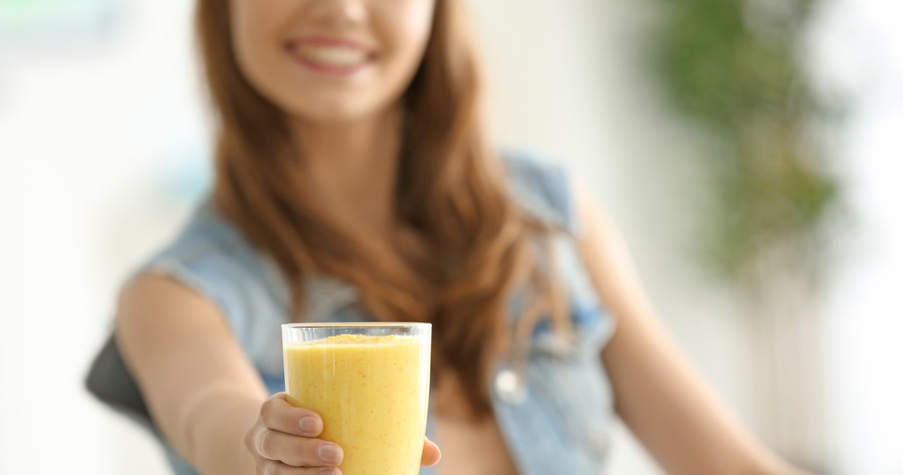 Wygładza zmarszczki lepiej niż botoks. Zamiast wklepywać kremy, pij szklankę dziennie