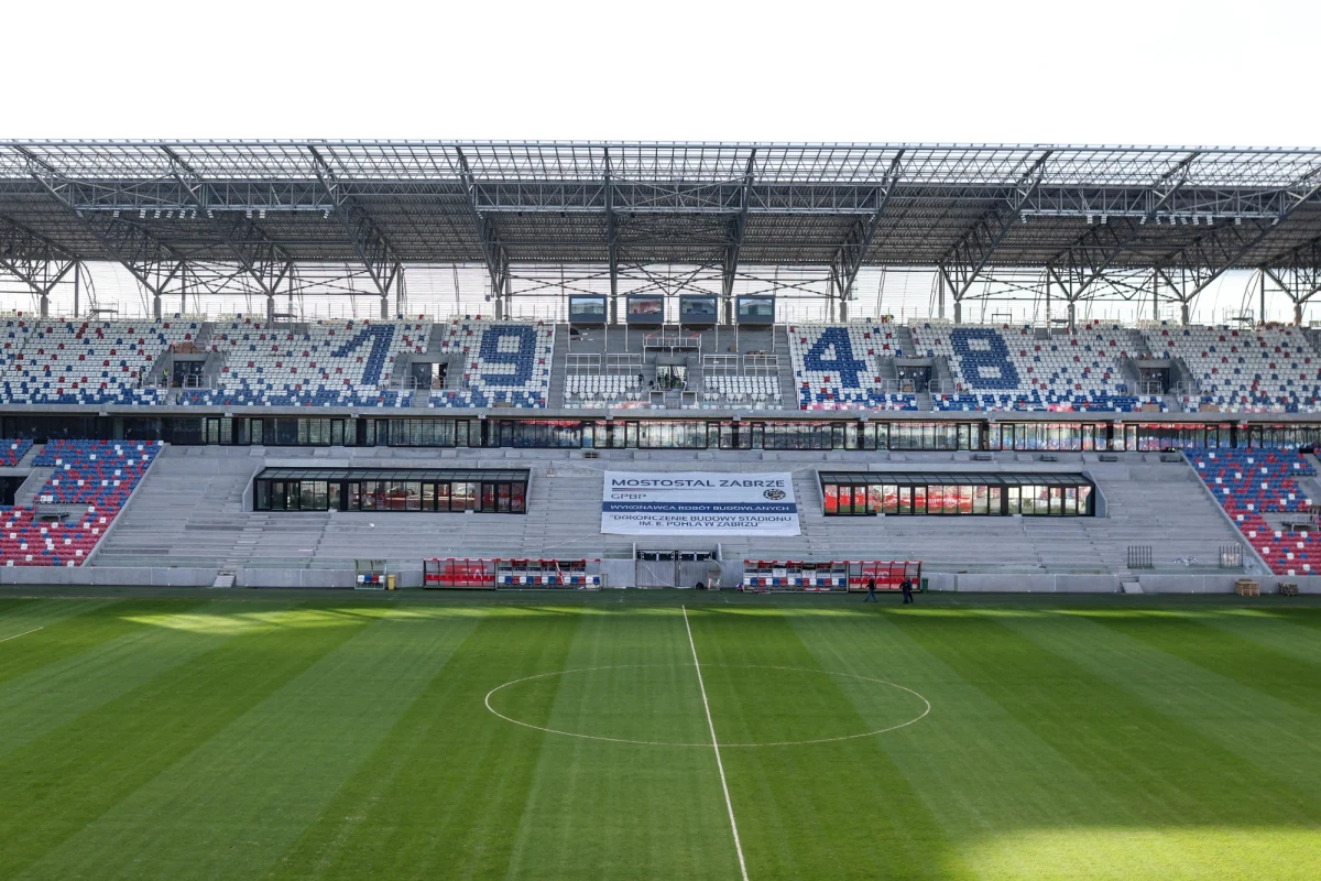 Piłkarze Górnika Zabrze w niedzielę rozgrają pierwszy w tym roku mecz w piłkarskiej Ekstraklasie. Pierwszym rywalem zespołu z Górnego Śląska będzie Puszcza Niepołomice. "Z Puszczą zawsze było ciężko i pod górkę" – mówi w rozmowie z RMF FM trener Górnika – Jan Urban. Zabrzanie wiosnę w Ekstraklasie rozpoczną osłabieni, z klubu odeszli bardzo ważni gracze w tym m.in.: Damian Rasak. "Staram się nie myśleć, że kilku zawodników odeszło, co rzadko zdarza się w okienku zimowym" – podkreśla Jan Urban z którym rozmawiał Wojciech Marczyk z redakcji sportowej RMF FM. 