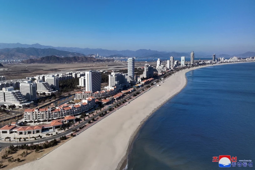 Rosjanie mają nowy kierunek wakacji. To plaża… Korei Północnej