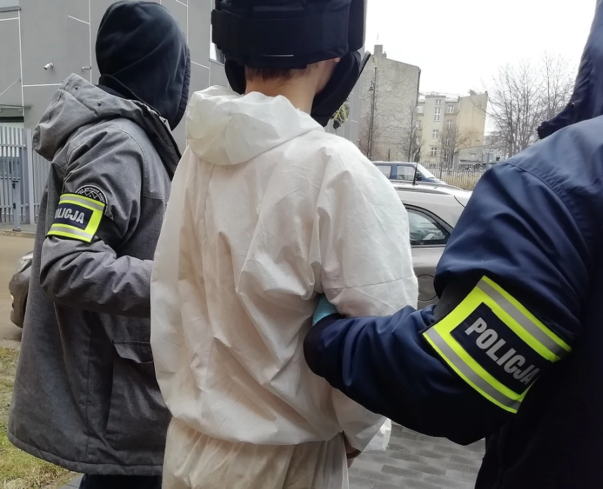 Zarzut zabójstwa usłyszał 24-latek, który w Łodzi zaatakował własną babcię nożem. Mimo reanimacji kobieta zmarła. Mężczyźnie grozi nawet dożywocie.
