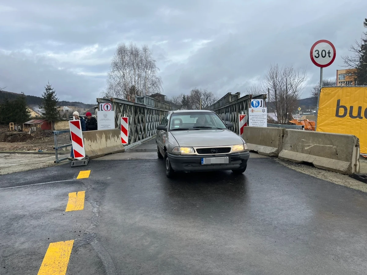 Na ten dzień mieszkańcy Stronia Śląskiego czekali niemal od 5 miesięcy. Tyle musieli wytrzymać bez najważniejszego mostu, który zniszczyła powódź. Otwarcie nowej, tymczasowej przeprawy było kilka razy przekładane, ale w końcu doszło do skutku. Dziś mostem przejechały pierwsze samochody.