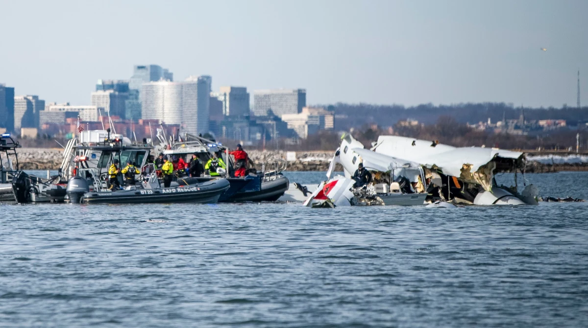 Jeszcze nie wiadomo, co było bezpośrednią przyczyną czwartkowej katastrofy lotniczej w pobliżu Waszyngtonu. Ciekawe informacje podał jednak "New York Times", wskazując, że w dniu wypadku na lotnisku im. Ronalda Reagana jeden kontroler nadzorował zarówno loty śmigłowców, jak i samolotów pasażerskich, pełniąc obowiązki dwóch pracowników.