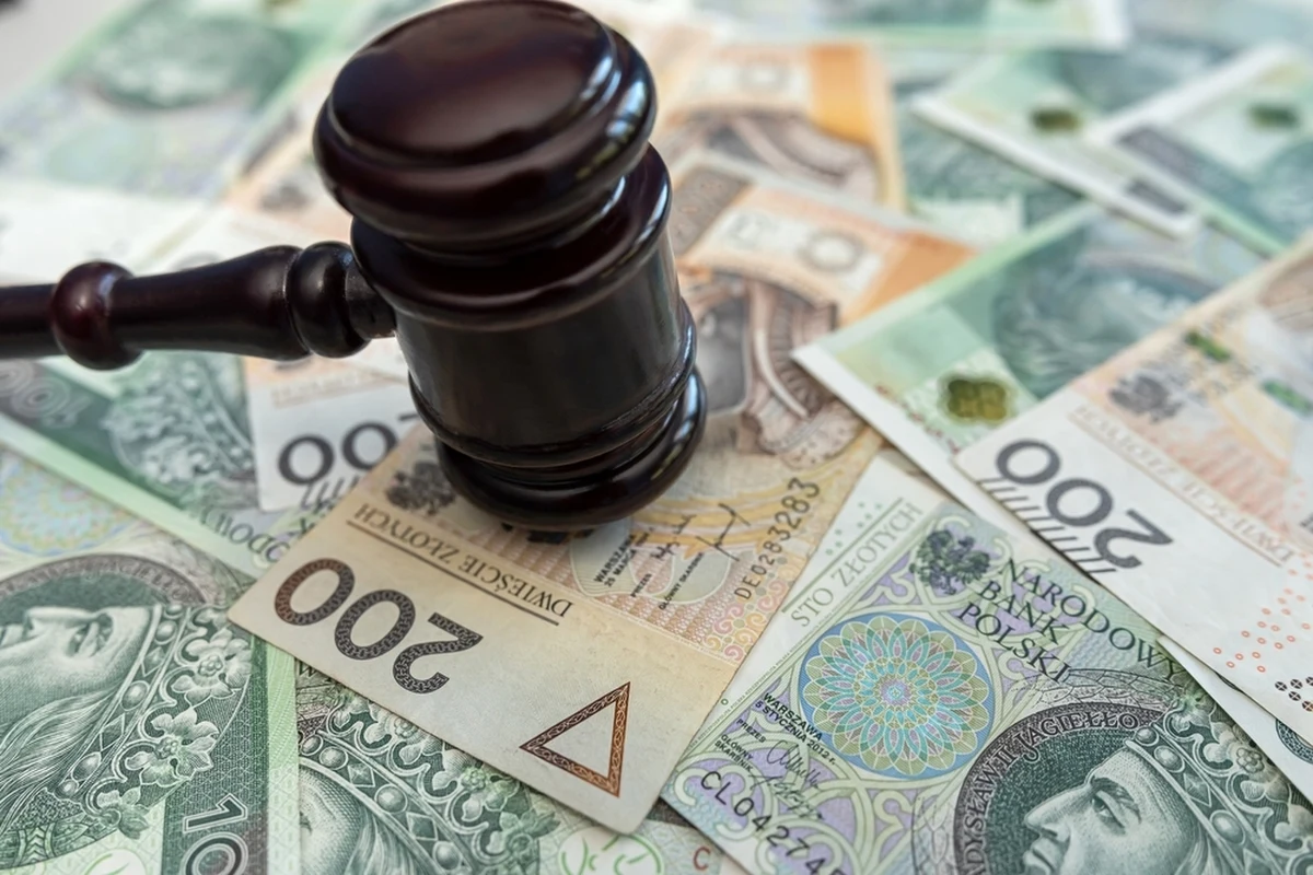 Oszustwa podatkowe i wystawienie fałszywych faktur VAT na znaczne kwoty. Prokuratura Okręgowa w Radomiu skierowała akt oskarżenia przeciwko pięciu osobom, wśród których znalazł się Jan O., ojciec znanego księdza Michała O., jednego z podejrzanych ws. dotacji z Funduszu Sprawiedliwości.