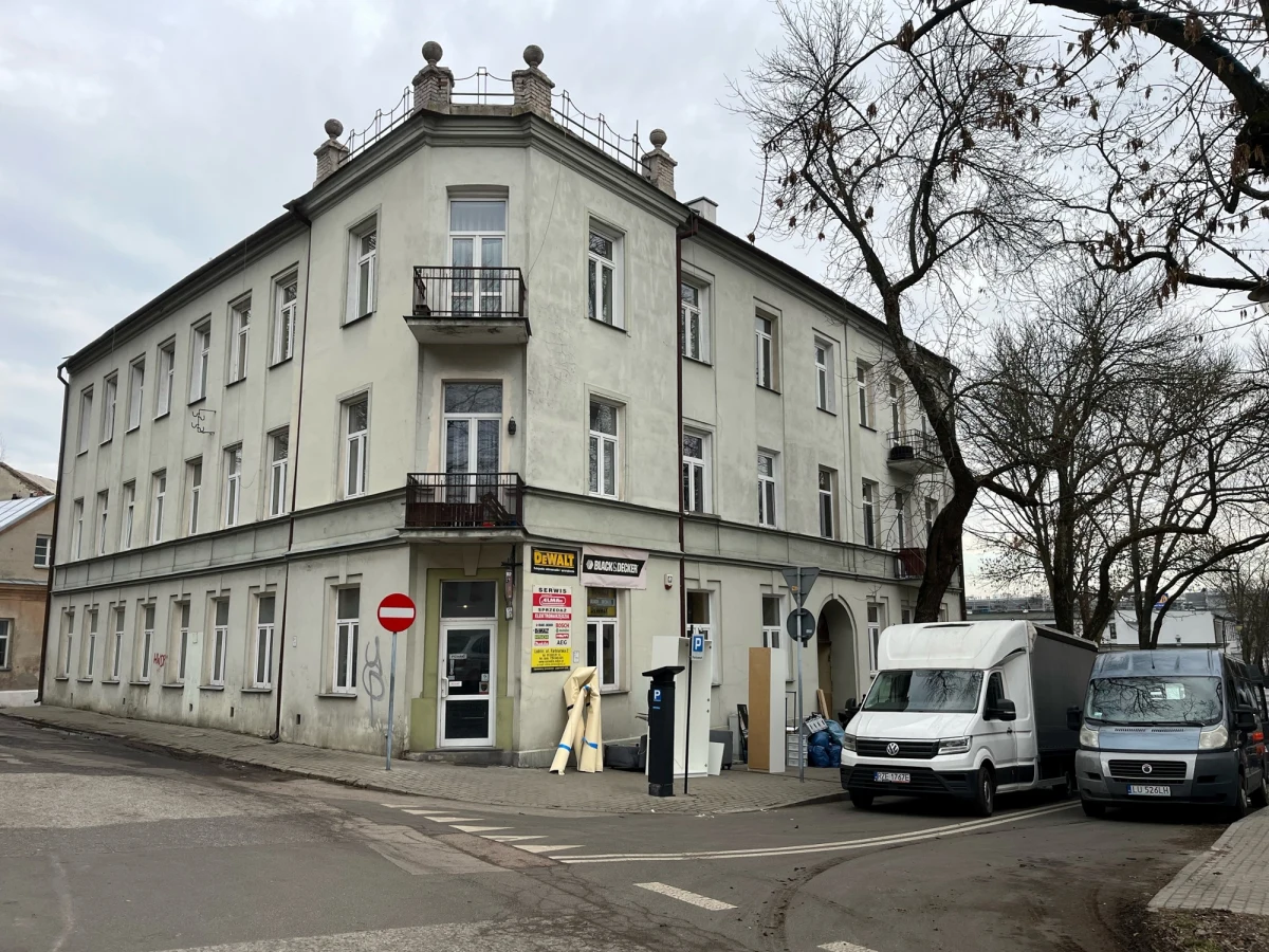 ​Wszyscy lokatorzy, którzy zmuszeni byli dzisiaj opuścić mieszkania wynajmowane w pękającej kamienicy w centrum Lublina, dostali propozycje lokali zastępczych. Mowa o 15 rodzinach, łącznie 37 osobach. Taką informację przekazała dzisiaj po południu administratorka budynku Agnieszka Sowa. 