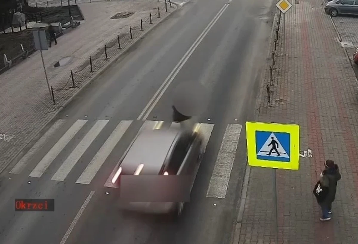 Wysokim mandatem został ukarany kierowca, który potrącił 15-latkę na przejściu dla pieszych w Krasnymstawie na Lubelszczyźnie. Policja opublikowała nagranie z monitoringu pokazujące to zdarzenie.