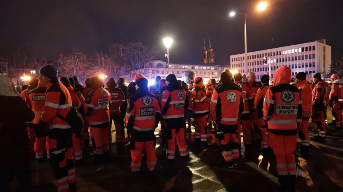 Ponad sto osób przeszło ulicami Siedlec, by zaprotestować przeciwko agresji wobec ratowników medycznych. W ciszy uczczono pamięć 64-latka, który w ubiegłą sobotę został śmiertelnie raniony nożem przez pijanego pacjenta. Uczestnicy marszu domagali się systemowych rozwiązań, które sprawią, że ratujący ludzkie życie będą bezpieczni podczas wykonywania swoich obowiązków.