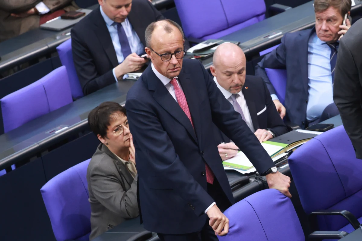 Tysiące ludzi demonstrowało ostatnio w Niemczech przeciwko wspólnemu głosowaniu CDU i AfD w Bundestagu w sprawie projektu ustawy o ograniczeniu imigracji. Niemiecki parlament odrzucił projekt CDU/CSU, za którym opowiedziała się niemiecka skrajna prawica. To prawdziwy policzek dla Friedricha Merza, kandydata chadeków na kanclerza.