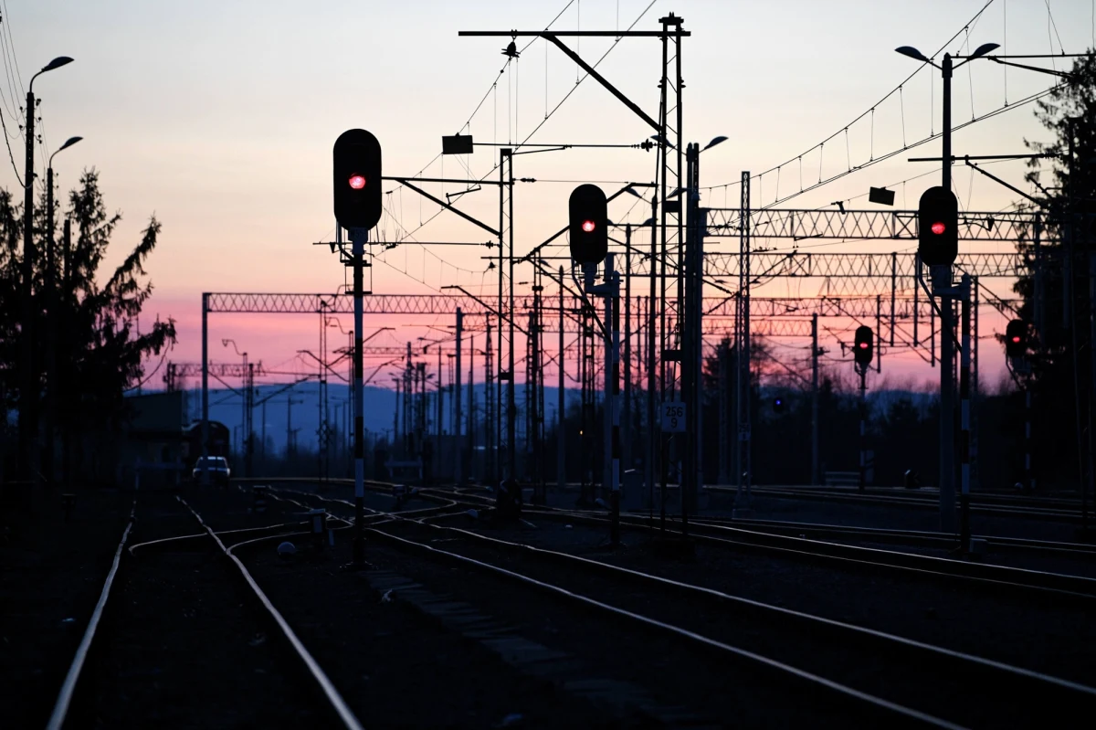 Przywrócono ruch pociągów na jednym z dwóch torów linii kolejowej pomiędzy Poznaniem a Wrocławiem, po tym jak w piątkowe popołudnie, z powodu uszkodzenia sieci trakcyjnej w okolicach Leszna (Wielkopolska), wstrzymano ruch na trasie.

