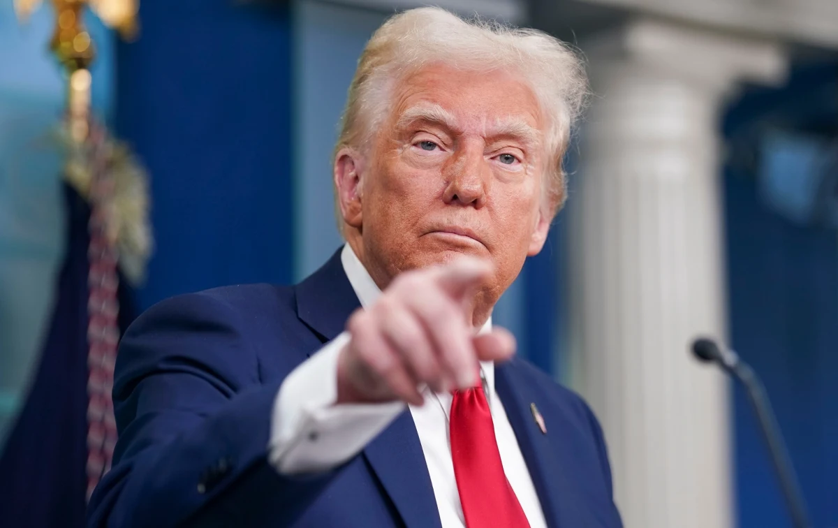 Donald Trump nałoży w sobotę 25-procentowe cła na towary z Meksyku i Kanady - potwierdziła Karoline Leavitt. Rzeczniczka Białego Domu zapowiedziała, że 10-procentowymi taryfami objęte zostaną też produkty z Chin. To zaskoczenie, bo choć amerykański przywódca pierwotnie groził Pekinowi nałożeniem ceł, to w ostatnich dniach się z tego wycofywał.