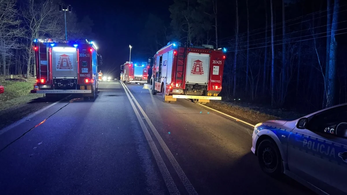 Policja wyjaśnia okoliczności tragicznego wypadku w okolicach Łagowa (woj. lubuskie). Zderzyły się tam trzy auta. Nie żyje kobieta, a dwoje dzieci w ciężkim stanie trafiło do szpitala. 