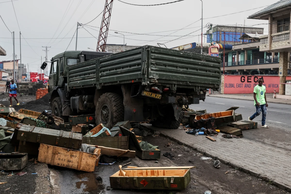 Armia Kongo utworzyła linię obrony na drodze łączącej zdobytą przez Rwandyjczyków Gomę i miasto Bukavu, w kierunku którego ruszyła ofensywa wojsk Kigali. Oddziały wspieranej przez Rwandę bojówki M23 będą musiały prawdopodobnie zmierzyć się także z żołnierzami Burundi, co jeszcze bardziej zaogni sytuację w regionie. Kto stoi za chaosem i pogłębiającymi się konfliktami w samym sercu Afryki? Unia Europejska - odpowiadają organizacje pozarządowe.