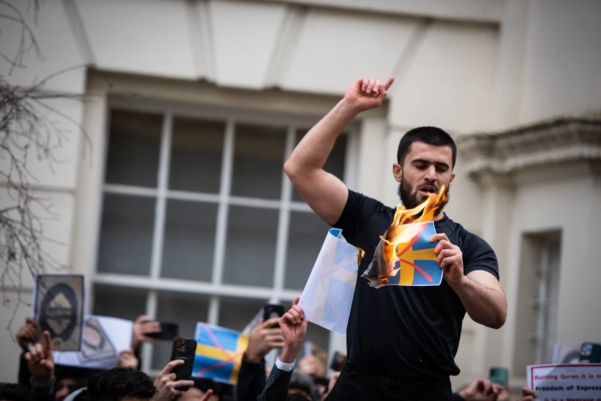 Zatrzymani w związku z morderstwem irackiego uchodźcy Salwana Momiki, sprawcy wielu podpaleń Koranu, zostali zwolnieni z aresztu. Prokurator Rasmus Oeman podkreślił, że śledztwo nadal trwa i możliwe są różne związki podejrzanych z morderstwem, jednakże "podejrzenia dotyczące popełnienia przestępstwa przez te osoby osłabły".