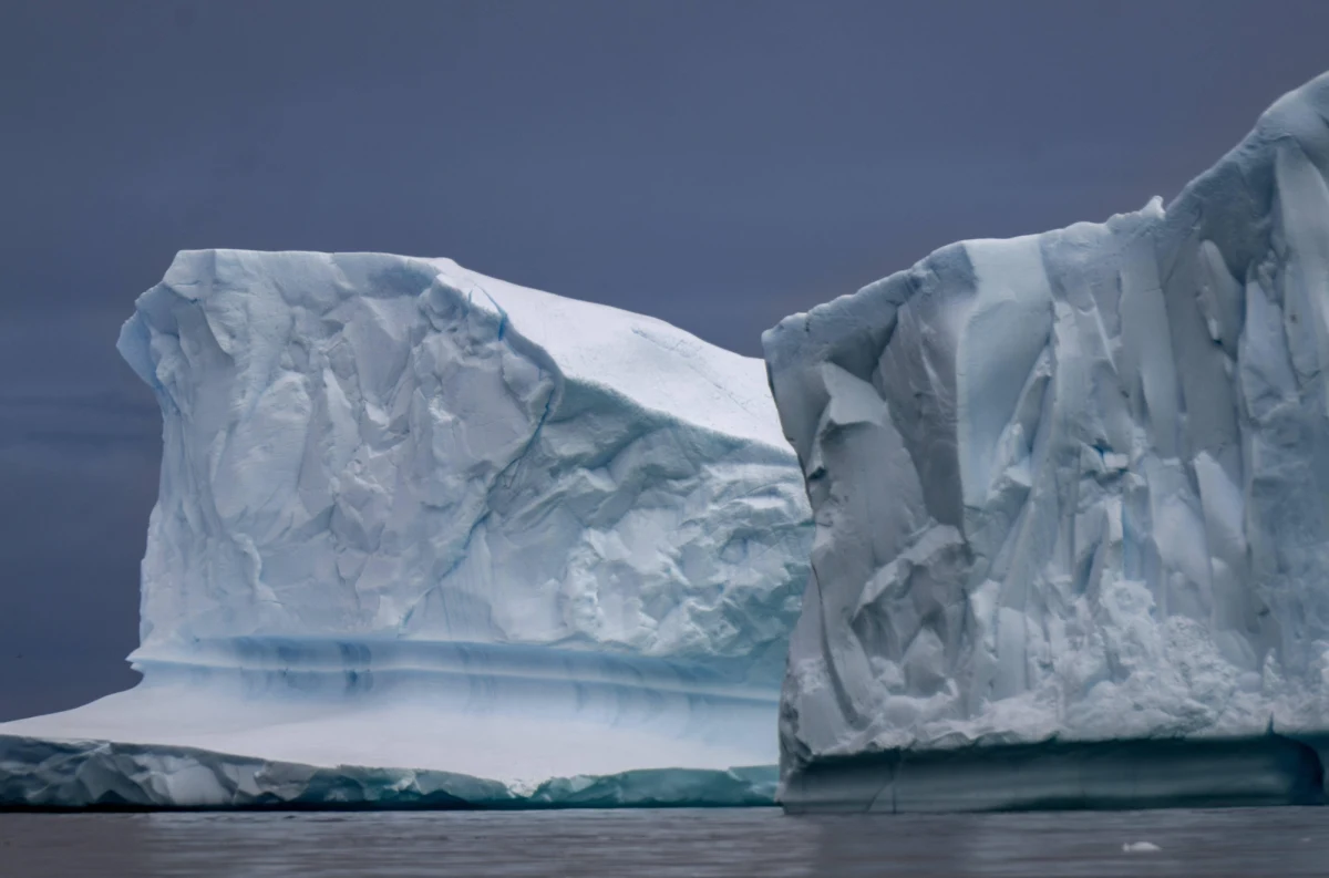 Ma 19 kilometrów długości i powierzchnię 79 kilometrów kwadratowych. Od największej góry lodowej świata po raz pierwszy oderwał się tak duży fragment.
