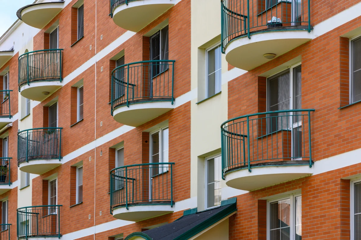 Obowiązkowy rejestr lokali pod najem krótkoterminowy, możliwość wyłączania danych obszarów z tego typu usług przez samorządy czy obowiązkowe regulaminy i numery kontaktowe do właścicieli dostępne zarówno dla klientów, jak i mieszkańców - m.in. te przepisy znalazły się w ustawie o najmie krótkoterminowym, która jeszcze w tym miesiącu trafi do Zespołu do spraw Programowania Prac Rządu - dowiedział się dziennikarz RMF FM. Jesienią zmianami zajmie się Sejm.