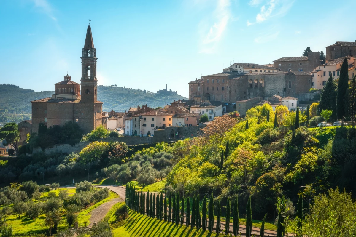Władze Castiglion Fiorentino w Toskanii zabroniły używania angielskich słów w oficjalnych dokumentach i informacjach dla mieszkańców. Ta decyzja ma posłużyć "obronie kultury, historii i tożsamości kraju" – oświadczył zarząd miasteczka.