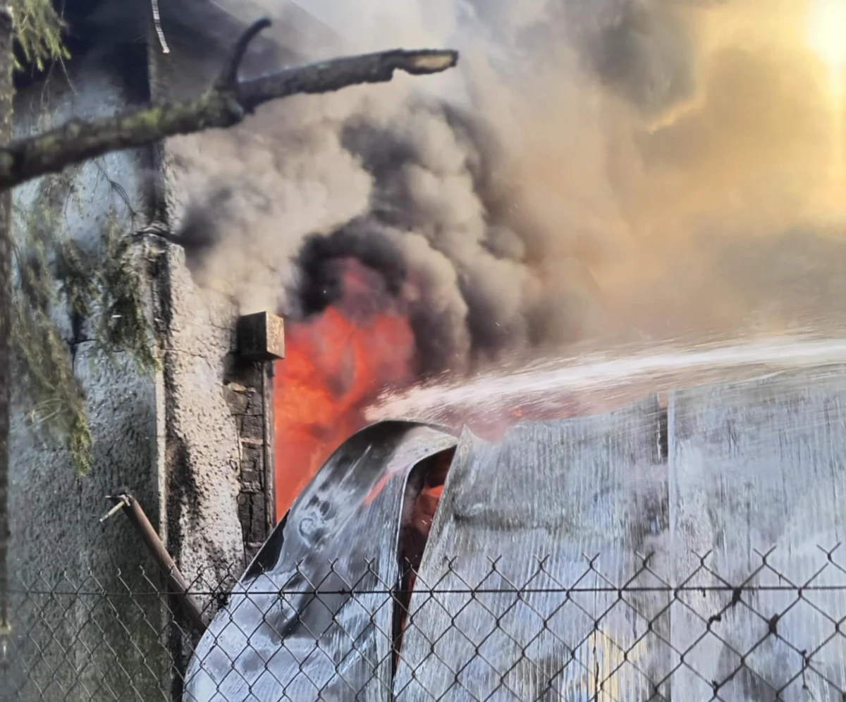 Ponad 30 strażaków walczy z ogniem, który pojawił się w warsztacie samochodowym przy ulicy Lubockiej w Krakowie. W budynku zawalił się dach. Dwie osoby trafiły do szpitala. 