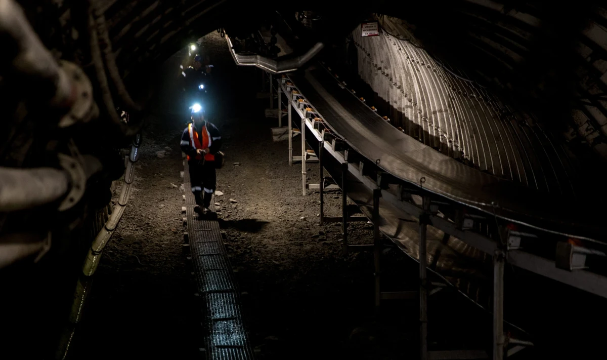 Ponad jedna trzecia pracowników Polskiej Grupy Górniczej gotowa jest odejść z pracy w górnictwie pod warunkiem otrzymania jednorazowej odprawy pieniężnej lub przejścia na urlop przedemerytalny. Z ankiety przeprowadzonej w spółce wynika, że górnicy najchętniej skorzystaliby z urlopów. 