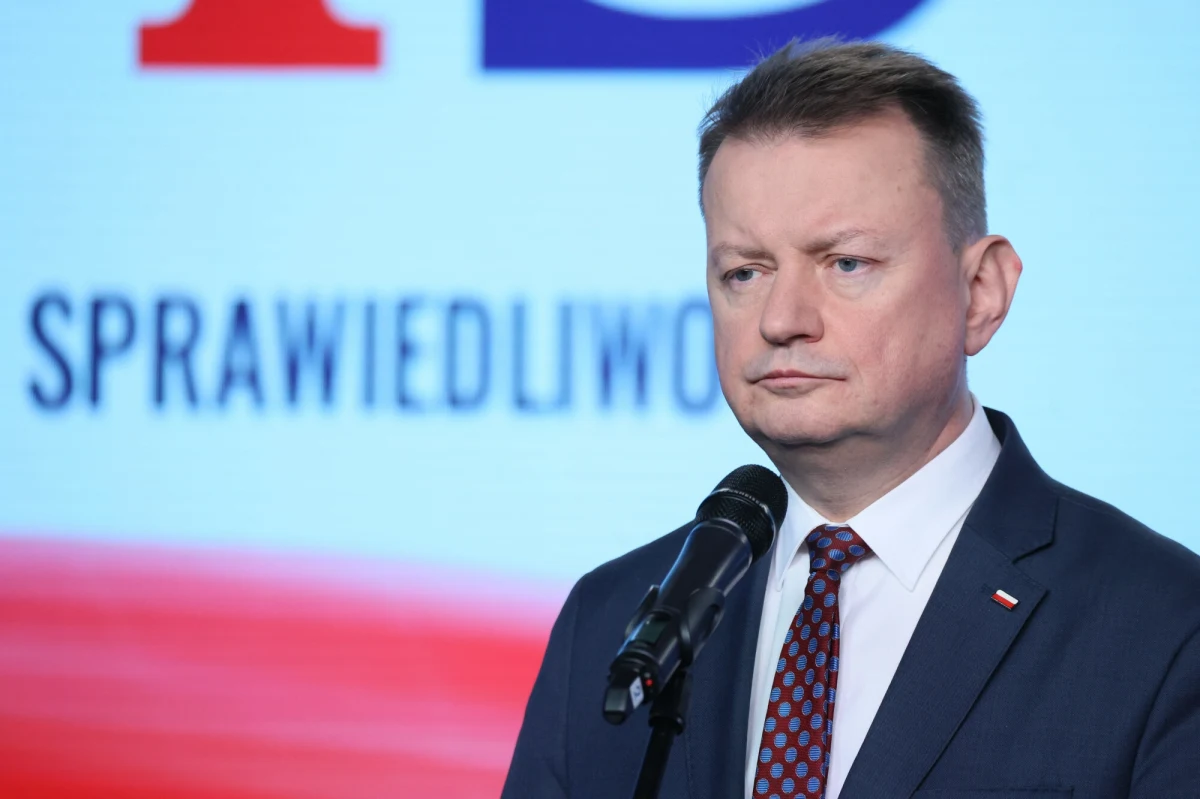 Szef klubu PiS Mariusz Błaszczak zapowiedział w sobotę, że jego ugrupowanie złoży wniosek o wotum nieufności wobec minister edukacji Barbary Nowackiej. Jak ocenił "straciła ona kwalifikacje, aby zasiadać w rządzie" po słowach wypowiedzianych na konferencji w 80. rocznicę wyzwolenia Auschwitz-Birkenau.