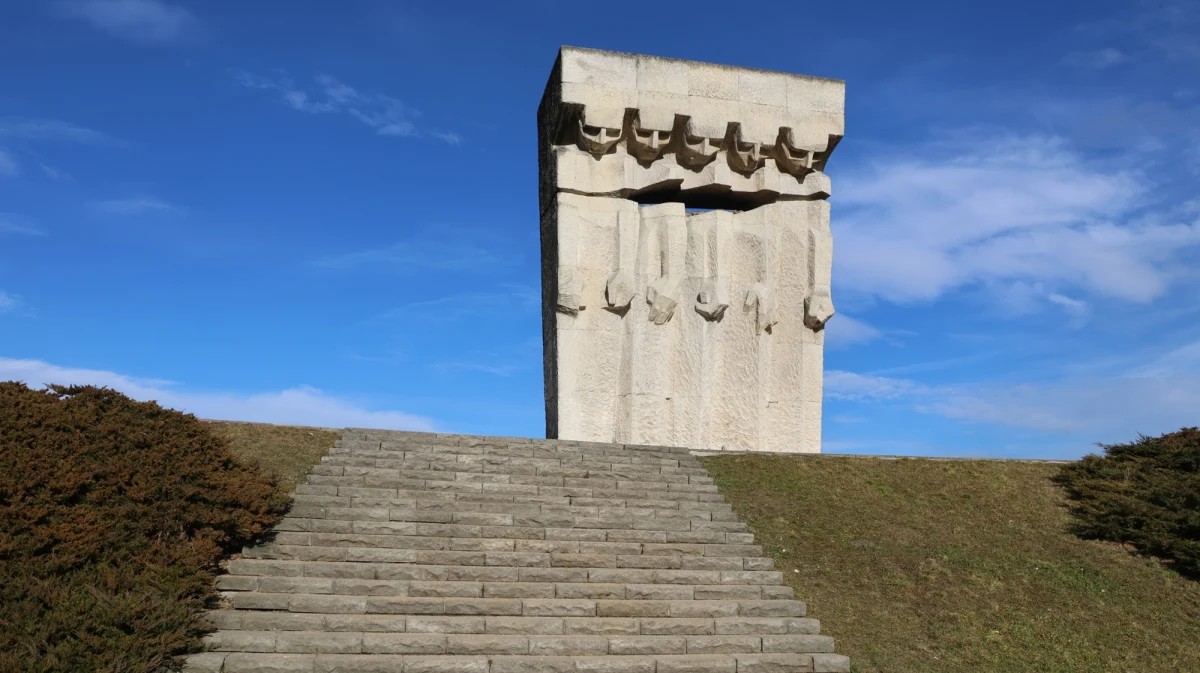Historia i współczesność, pamięć i niepamięć, świadectwo oraz przestroga o tym, co wydarzyło się 80 lat temu w miejscu, które znajduje się bardzo blisko centrum Krakowa. Przez lata starano się zatrzeć ślady makabrycznych wydarzeń, które rozgrały się w tym miejscu. Teraz na terenie byłego obozu KL Plaszow powstaje muzeum, które upamiętni ofiary, a także tych, którzy przez niego przeszli. Do dziś udało się zidentyfikować tylko jedną trzecią z nich.