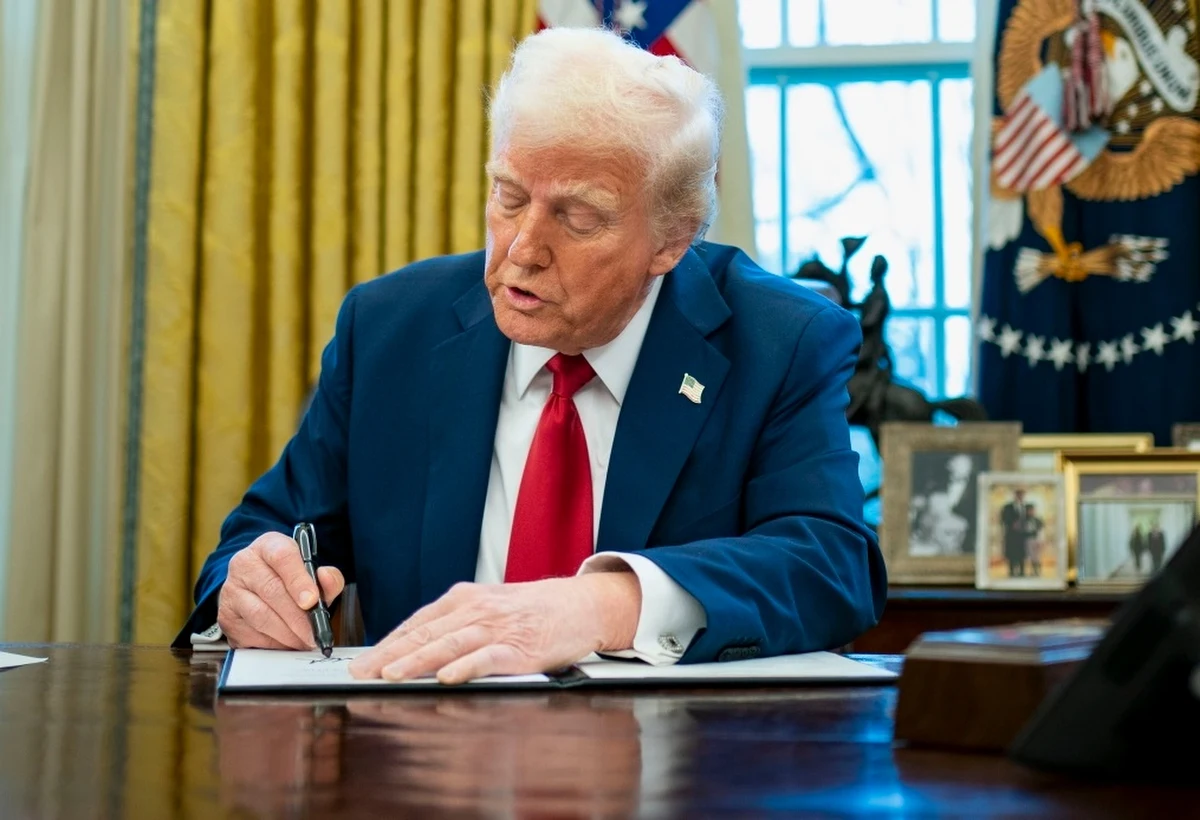 Donald Trump realizuje swoje zapowiedzi. USA nałożyły 25 proc. cła na towary z Kanady i Meksyku, z wyjątkiem produktów naftowych obłożonych niższym cłem 10 proc., a także 10 proc. cła na towary z Chin. Nowe stawki wejdą w życie we wtorek 4 lutego. Premier Kanady Justin Trudeau zapowiedział odwet. Zareagowała także prezydent Meksyku, a później również władze chińskie.