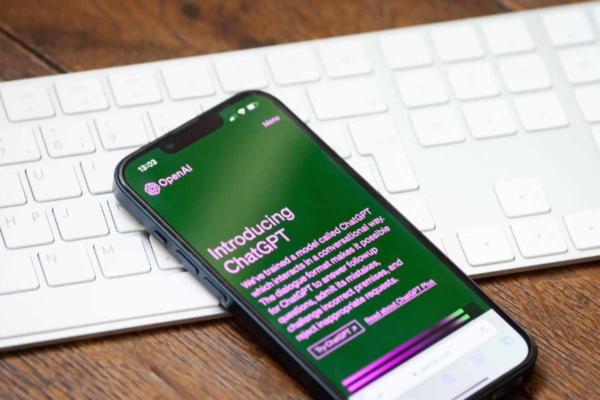 362 studentów psychologii na uniwersytecie we włoskim mieście Ferrara musi powtórzyć egzamin, bo jego wyniki zostały anulowane. Profesorowie odkryli bowiem, że wielu zdających odpowiadając na pytania w teście wykorzystało sztuczną inteligencję. Podejrzenia wzbudziła bardzo wysoka średnia ocen: 28 punktów na 30.