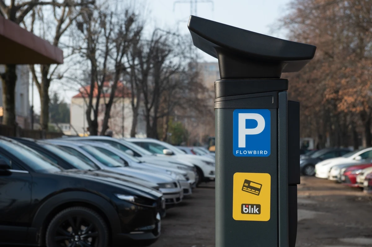Od poniedziałku, 3 lutego, strefa płatnego parkowania niestrzeżonego zostanie rozszerzona o kolejną część Mokotowa. Mieszkańcy zameldowani na Mokotowie mogą wykupić abonamenty w dwóch wersjach. 