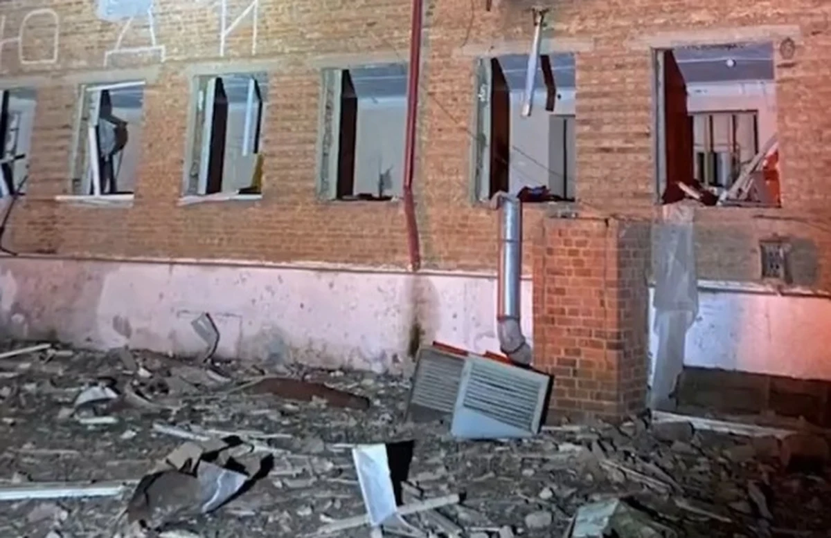 Ministerstwo obrony Rosji oskarżyło Ukrainę o atak na internat w mieście Sudża, w kontrolowanej przez wojska ukraińskie części obwodu kurskiego, twierdząc, że uderzyła tam rakieta odpalona z obwodu sumskiego Ukrainy. Ukraińska armia przedstawiła dowody mające świadczyć o winie Rosji.