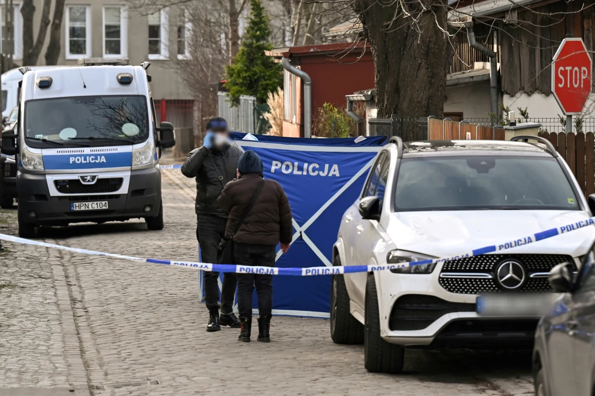 Na ulicy Młodzieży Polskiej w Gdańsku-Brzeźnie znaleziono ciało starszego mężczyzny. Miał on obrażenia głowy. Policja poszukuje sprawcy zabójstwa. Około godz. 15:40 policja zatrzymała trzy osoby mogące mieć związek z tą sprawą.
