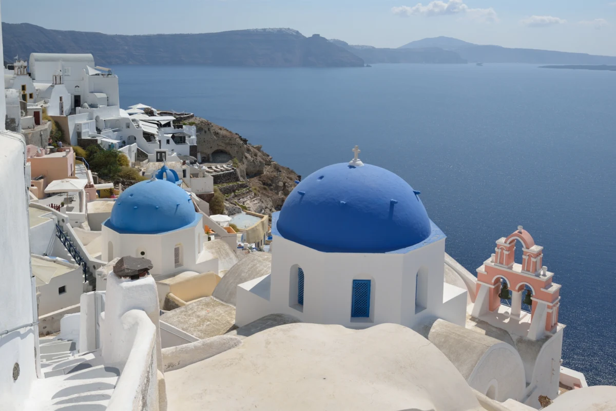 W związku z rosnącą aktywnością sejsmiczną, która w ostatnim czasie dotknęła region słynnej greckiej wyspy Santorini, lokalne władze podjęły decyzję o zamknięciu szkół w poniedziałek. Zalecono również mieszkańcom oraz turystom unikanie zgromadzeń w zamkniętych przestrzeniach. 