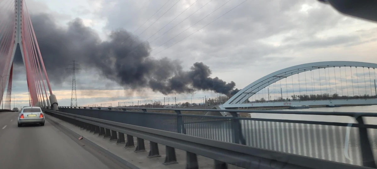 Czarne kłęby dymu nad Gdańskiem widać było z wielu kilometrów. Jak poinformowali RMF FM strażacy na Rudnikach w Gdańsku płonął namiot, w którym znajdowały są meleksy. 