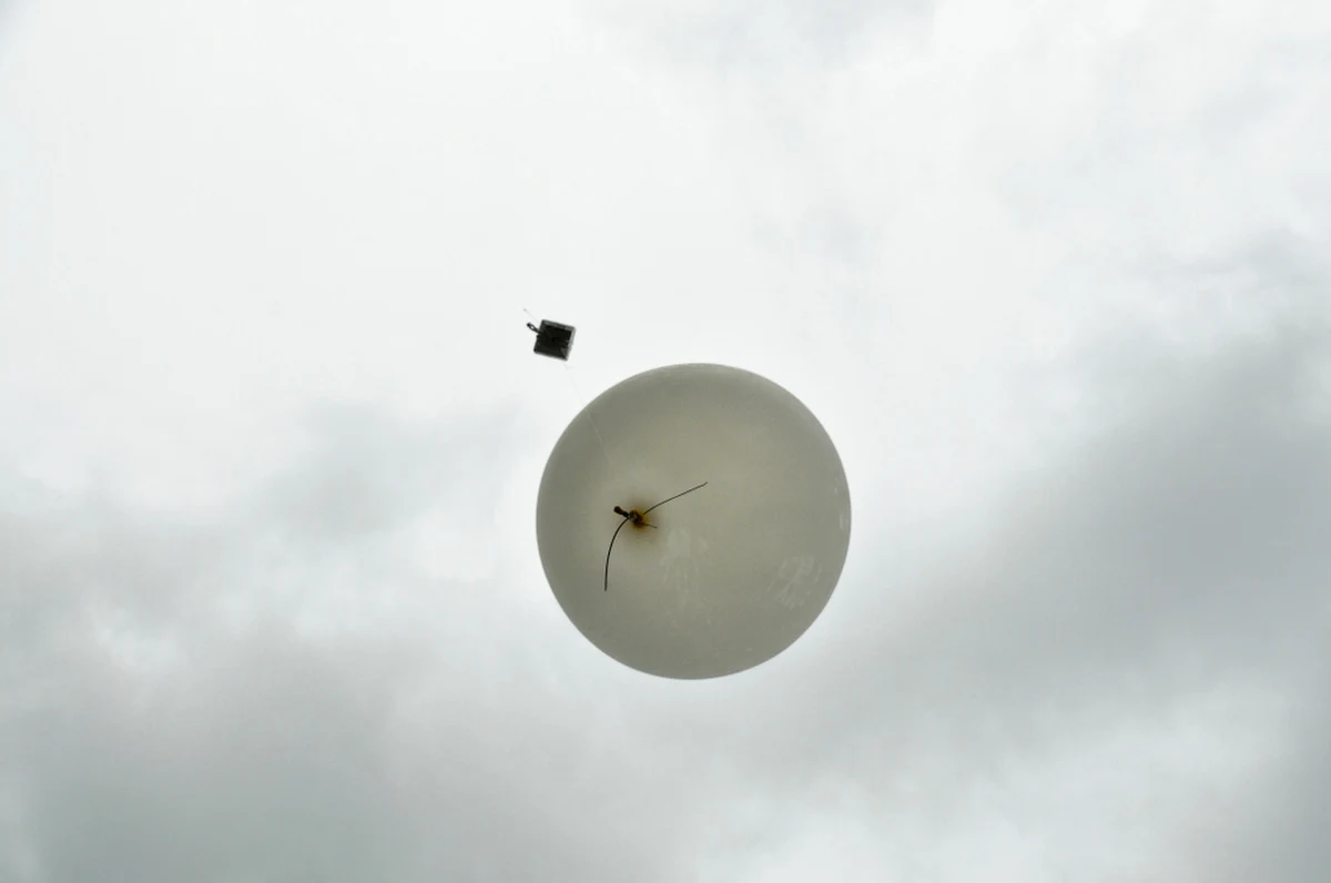 Prawdopodobnie kolejny rosyjski balon meteorologiczny spadł po polskiej stronie granicy. Obiekt, znaleziony koło Olsztyna zabezpieczyli policjanci.