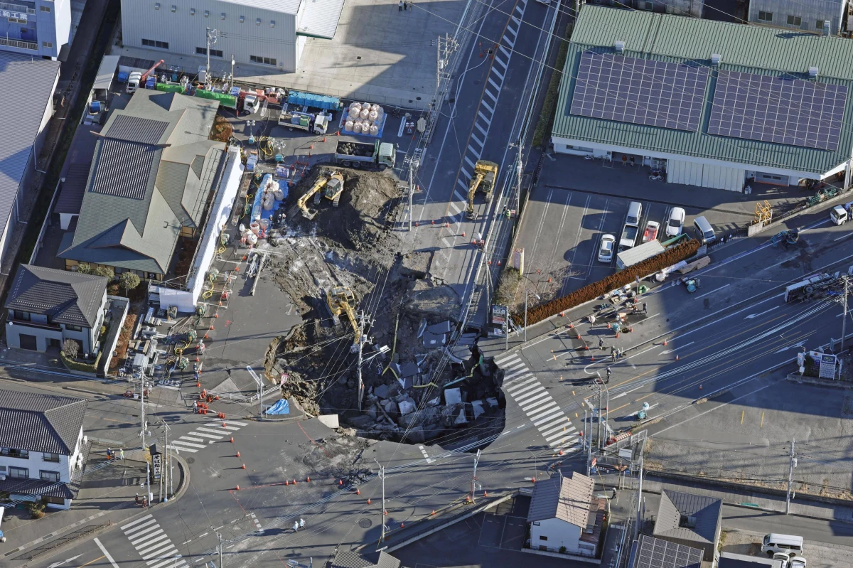 Wciąż trwa akcja ratunkowa mężczyzny, który we wtorek wpadł wraz ze swoją ciężarówką do zapadliska, które utworzyło się na jednej z ulic na obrzeżach Tokio. Władze wezwały 1,2 miliona ludzi do ograniczenia zużycia wody, aby pomóc w operacji. Nie wiadomo, w jakim stanie jest kierowca. Minął już 72-godzinny okres uważany za kluczowy dla przetrwania osób uwięzionych bez jedzenia i wody.