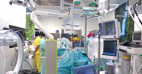 "Wydarzenia": Ratunkiem operacja kręgosłupa. Chirurgom i seniorom pomaga sztuczna inteligencja