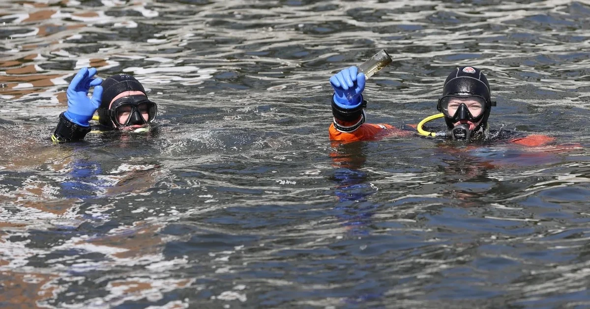 O godz. 11:00 mają ruszyć prace podwodne przy Moście Siennickim w Gdańsku. Zespół nurków wyczyści dno w okolicach przeprawy, aby móc dokładnie zbadać i ocenić stan techniczny drewnianych pali, które stanowią kluczowy element konstrukcyjny obiektu. Dodatkowo nurkowie pobiorą próbki do szczegółowej analizy oraz przeprowadzą ocenę wizualną bocznych filarów mostu od strony toru wodnego. Akcja będzie miała miejsce od strony Śródmieścia, od Nabrzeża Flisaków.
