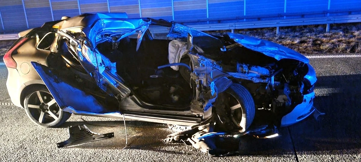 Policjanci z Łasku zatrzymali sprawcę wypadku w Gorczynie na drodze S8 w Łódzkiem. Mężczyzna, po uderzeniu w tył ciężarówki, uciekł z miejsca wypadku. Kierowca i pasażer, który został ranny, byli poszukiwani.      