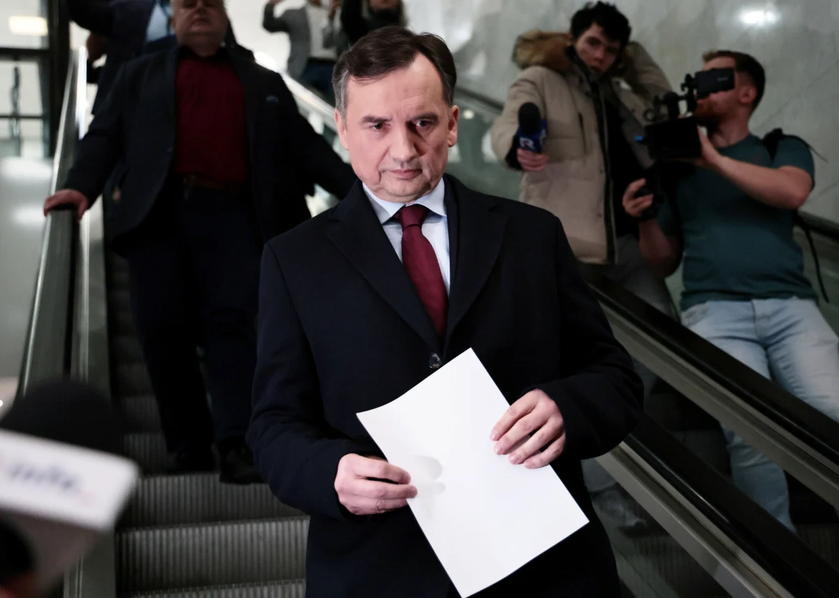 "Muszę wracać za granicę na kontynuowanie rehabilitacji po operacji, ponieważ specjalnie ją przerwałem, aby przyjechać do Polski na komisję, która jednak nie chciała się ze mną skonfrontować" - powiedział w rozmowie z "Super Expressem" Zbigniew Ziobro. Jeszcze dzisiaj na biurko prokuratora generalnego ma trafić wniosek o ściągnięcie jego immunitetu. Komisja śledcza ds. Pegasusa wnioskuje o 30-dniowy areszt dla byłego ministra sprawiedliwości.