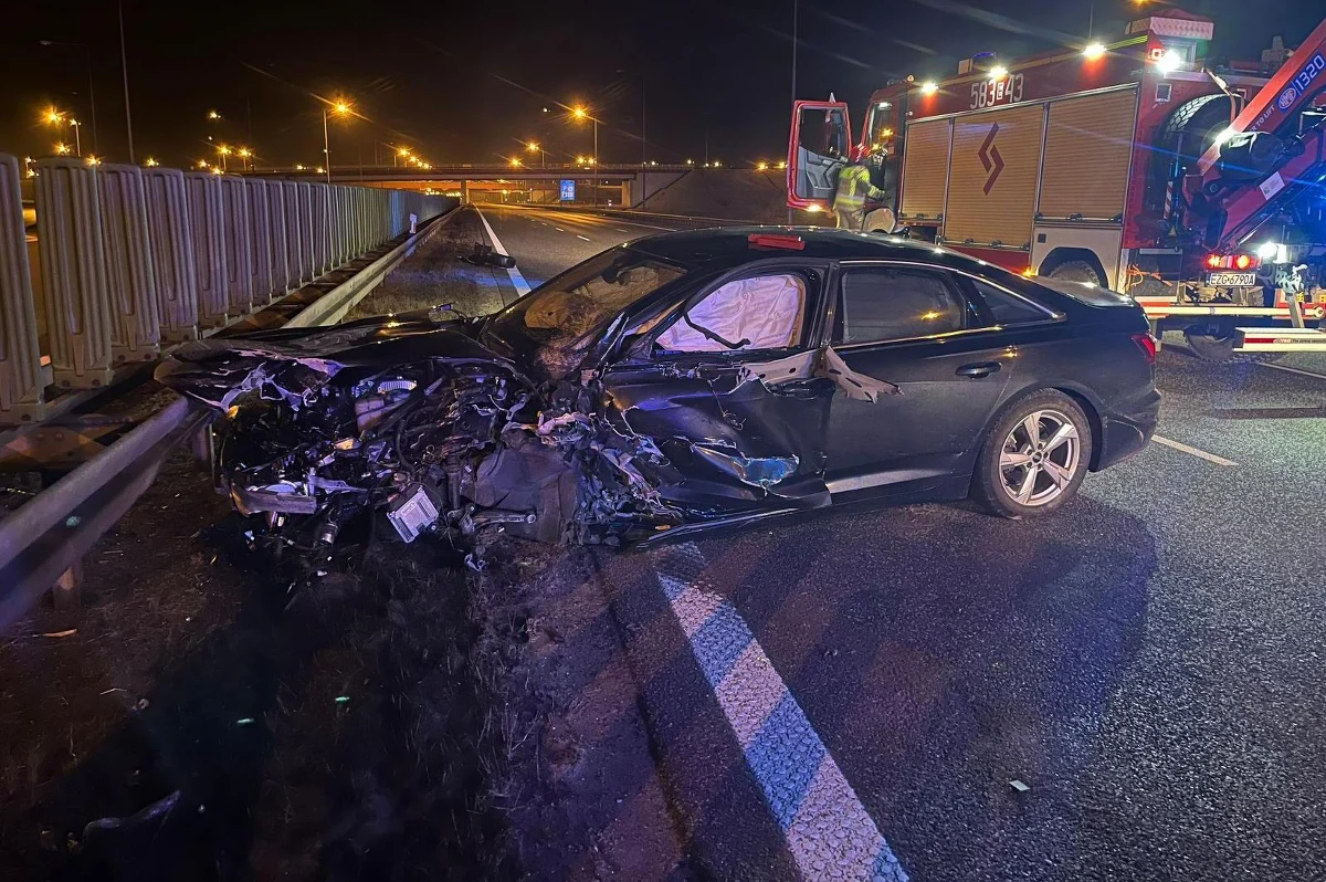 Tragedia na autostradzie A2 w okolicach łódzkiego Strykowa. Nie żyje 66-letnia kobieta, która - jadąc pod prąd - zderzyła się czołowo z innym samochodem osobowym.