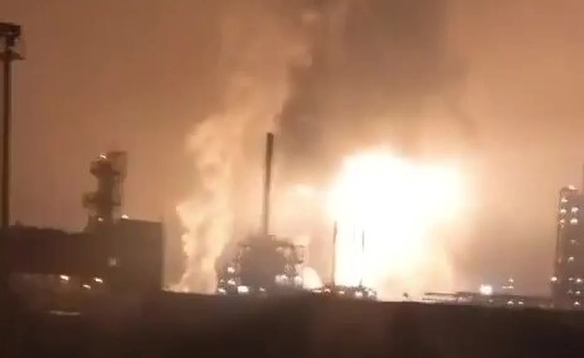 Noc z niedzieli na poniedziałek przyniosła kolejne ataki ukraińskich dronów na rosyjskie obiekty infrastruktury energetycznej. Eksplozje odnotowano m.in. w pobliżu Astrachania i w Wołgogradzie, gdzie znajdują się - odpowiednio - zakład przetwórstwa gazu i rafineria ropy naftowej.