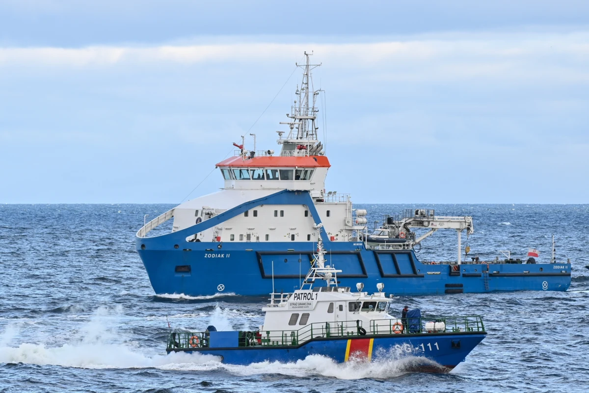 Siłowe przejęcie jednostki, która zniknęła z radarów, zbliża się do platform wiertnicznych i nie reaguje na wezwania straży granicznej - to kulminacyjny moment prowadzonych dziś ćwiczeń pod kryptonimem "Strażnik Bałtyku-25" na wodach Zatoki Gdańskiej.
