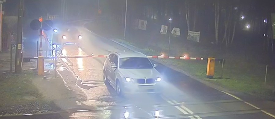 3 tys. złotych mandatu i 15 punktów karnych - tak surowo policjanci ukarali kierowcę, który na przejeździe kolejowym w zielonogórskiej Przylepie wjechał za rogatki, ale by się wycofać, zanim nadjedzie pociąg, musiał je wyłamać.        