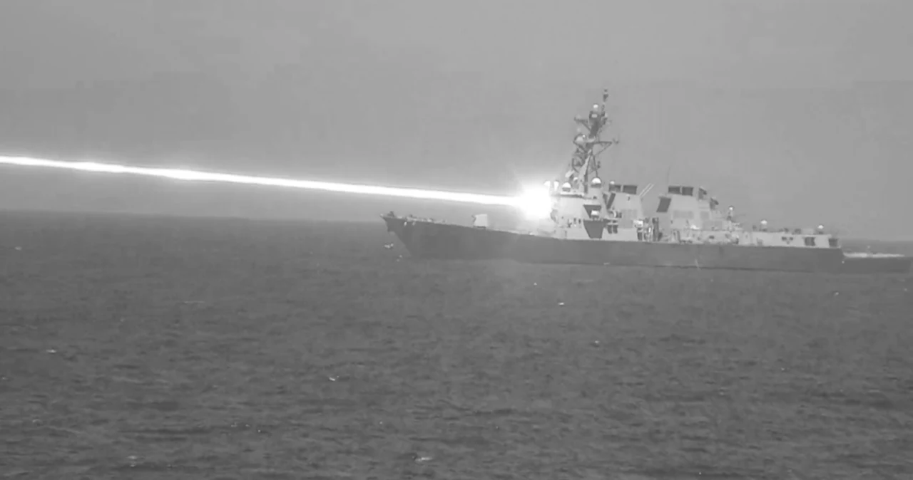 USA już mają broń laserową. Może smażyć roje dronów