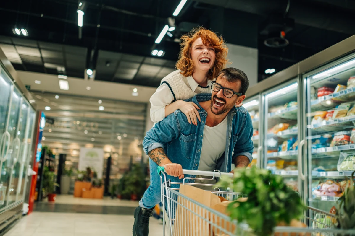 "Profil hormonalny kobiet, które są zakochane, różni się od profilu hormonalnego kobiet, które nie są w stanie zakochania" - mówiła w Wykładzie otwartym w internetowym Radiu RMF24 dr Marta Kowal, psycholog z Uniwersytetu Wrocławskiego. Na pytanie, "skąd wzięła się miłość", odpowiedziała, że obecnie dominująca hipoteza zakłada, że miłość romantyczna wywodzi się z miłości między matką a dzieckiem. "Została zapożyczona, troszeczkę zmieniona" - powiedziała Kowal. 