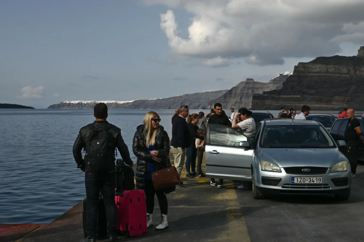 Ekipy ratownicze przybyły na jedną z najpopularniejszych greckich wysp - Santorini. Wszystko to z powodu trwających od ponad dwóch dni wstrząsów. W sumie ziemia między wyspami Amorgos i Santorini zatrzęsła się już kilkaset razy. Ziemia trzęsie się cały czas, a Santorini opuszczają turyści. 