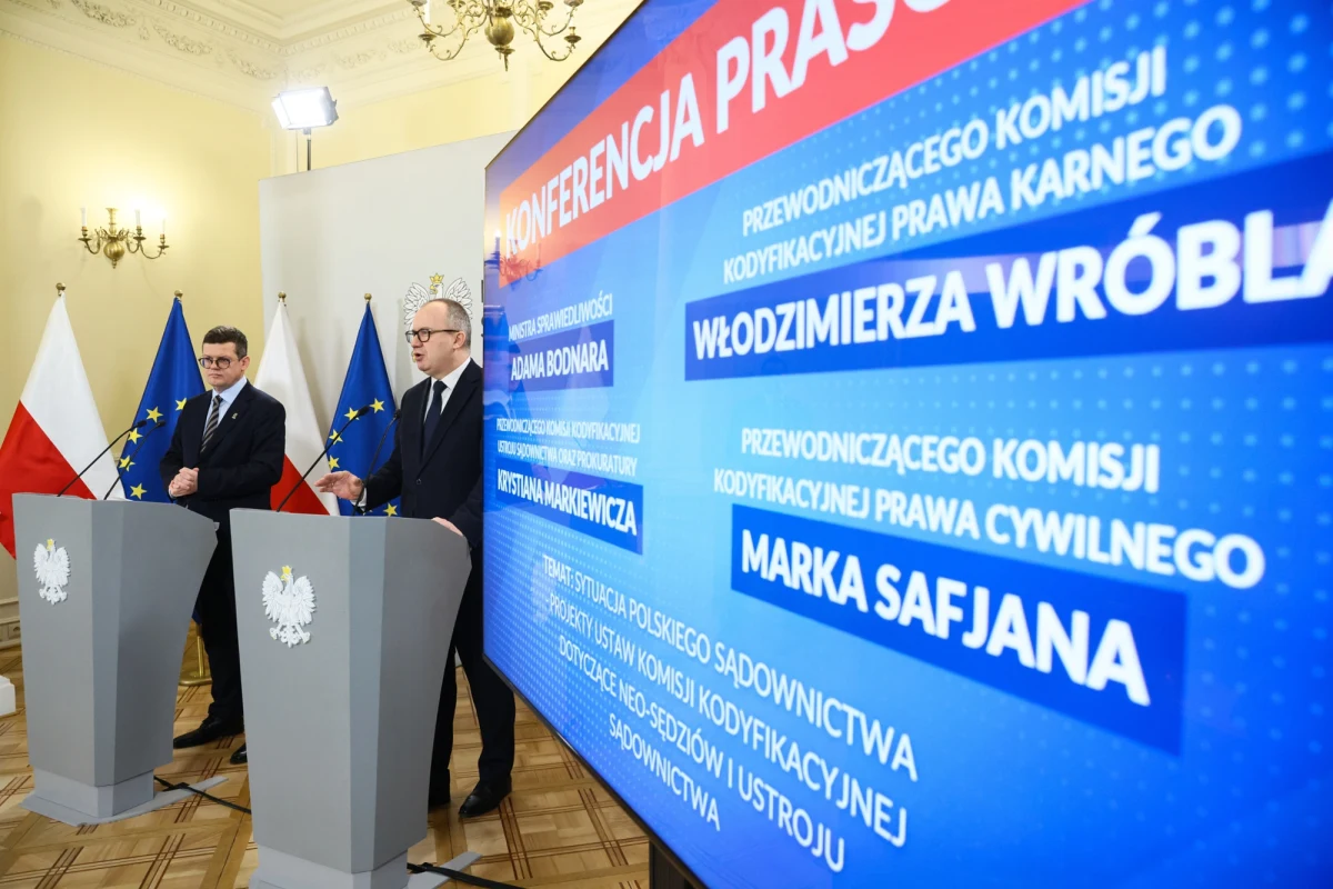 Ministerstwo Sprawiedliwości przygotowało dwa projekty zmian w ustawie dot. sądownictwa i tzw. neosędziów. Autorzy projektów przewidują, że nowe regulacje mogłyby wejść w życie nawet po 2030 r. Minister Bodnar zapowiedział rozmowy z koalicjantami, których celem będzie zdecydowanie się na jeden z dwóch warianatów.